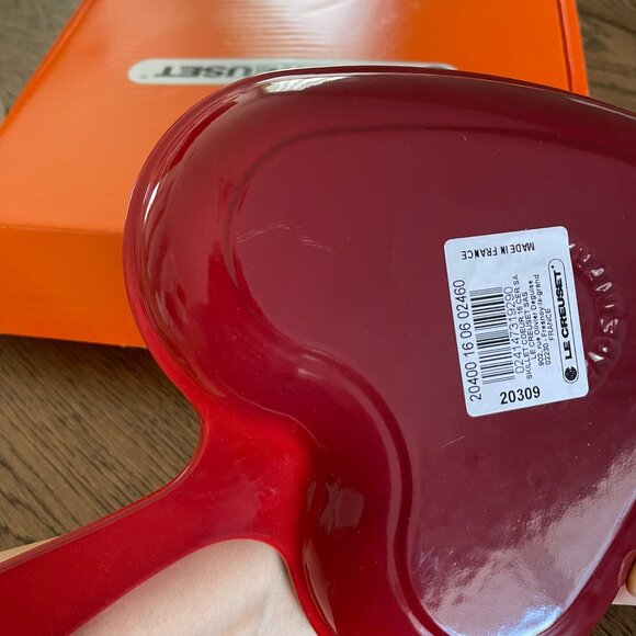 NEW! Le Creuset Enameled Cast Iron Heart Skillet Pan - Picture 5 of 11